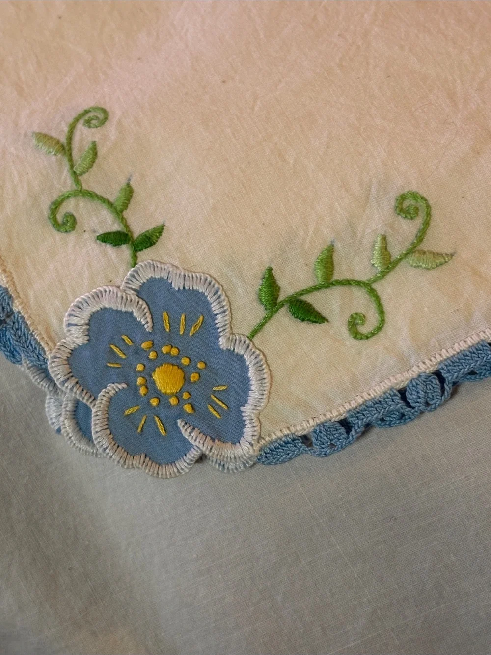 Vintage machine Embroidered White Linen Tablecloth and Napkin Set